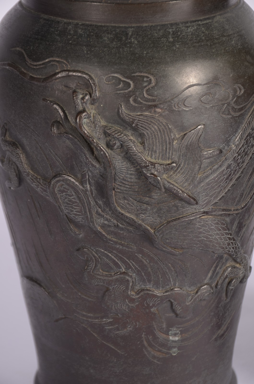 Par de vasos de bronze chinês com figuras de dragões em relevo. - foto 3 de 7