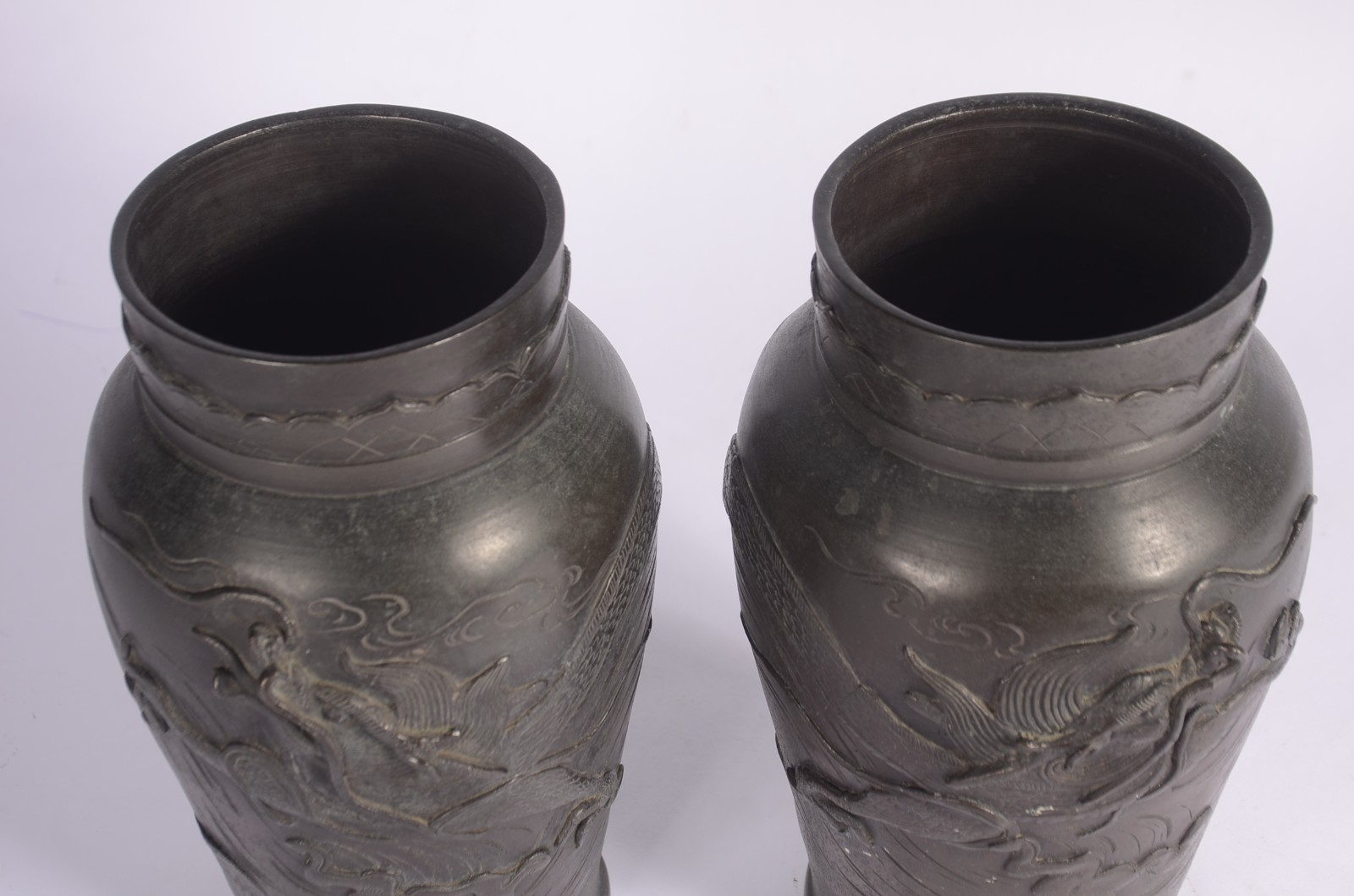 Par de vasos de bronze chinês com figuras de dragões em relevo. - foto 4 de 7