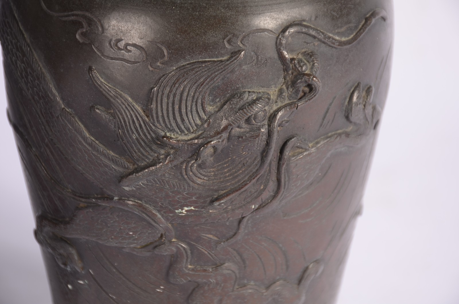 Par de vasos de bronze chinês com figuras de dragões em relevo. - foto 5 de 7