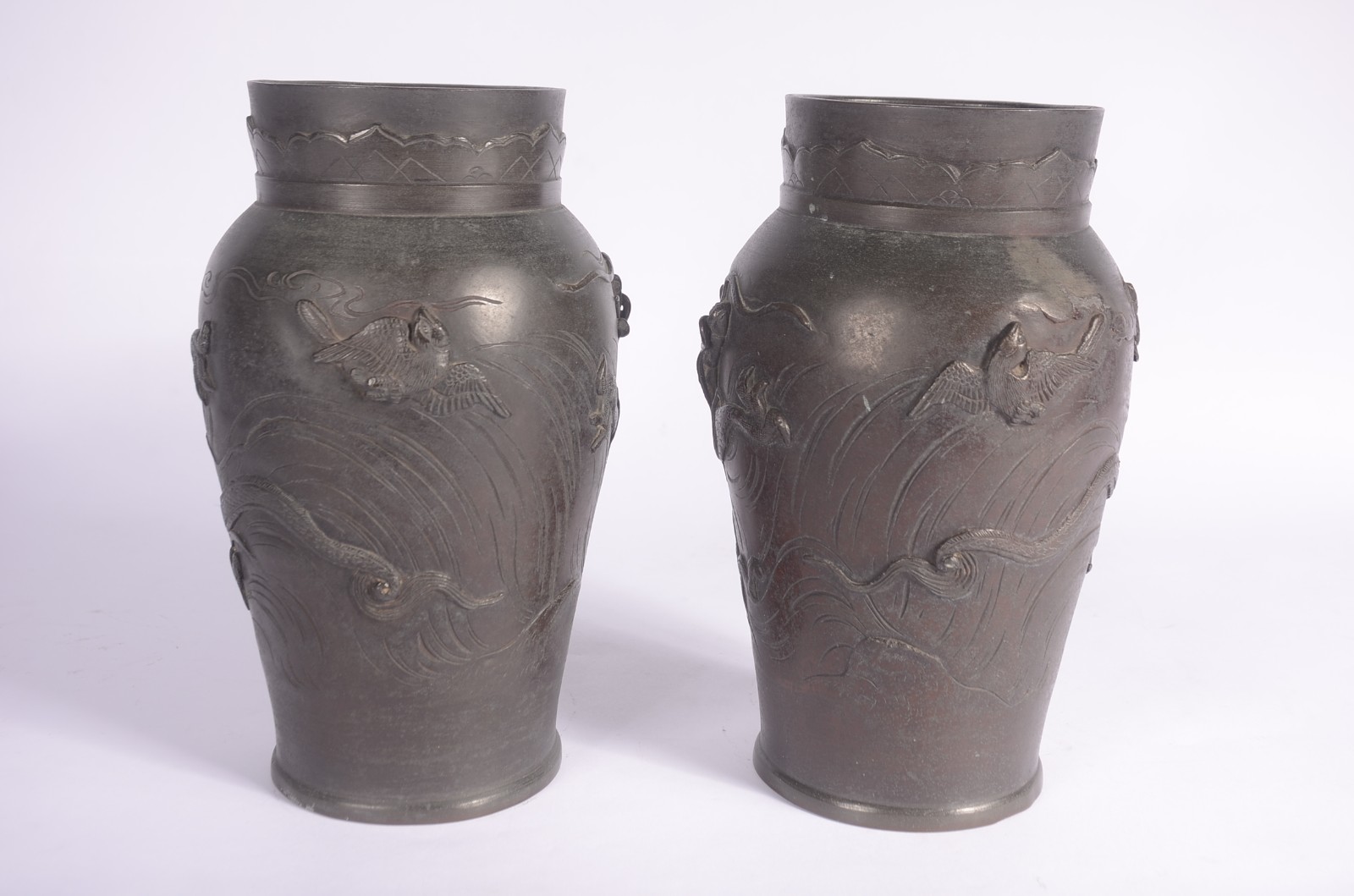 Par de vasos de bronze chinês com figuras de dragões em relevo. - foto 6 de 7