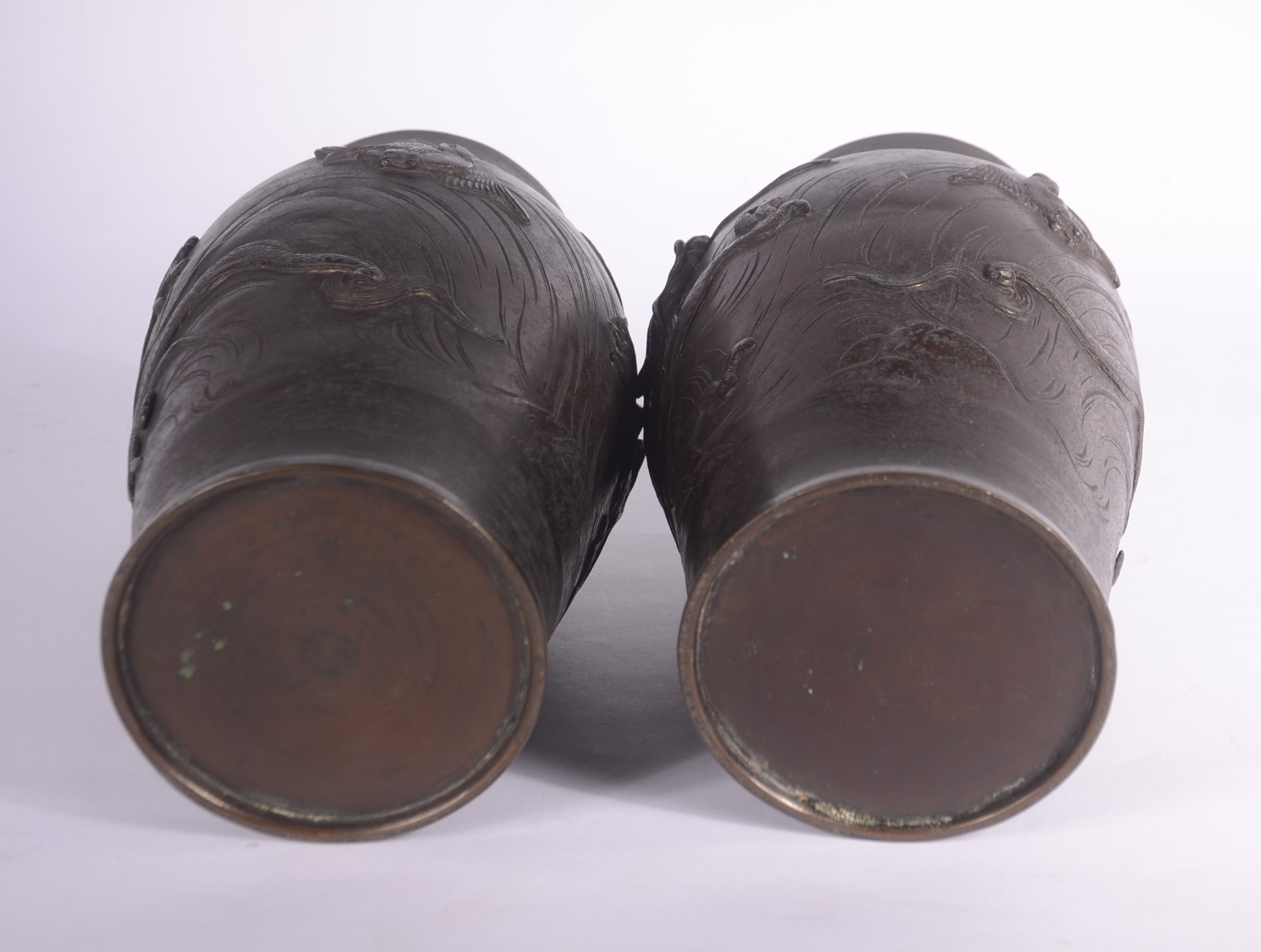 Par de vasos de bronze chinês com figuras de dragões em relevo. - foto 7 de 7