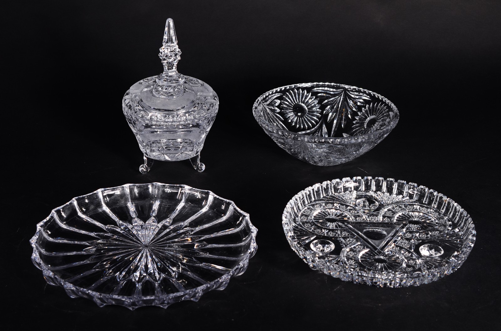Quatro peças diversas de cristal, sendo: 2 pratos, bomboniere e bowl. - foto 1 de 11
