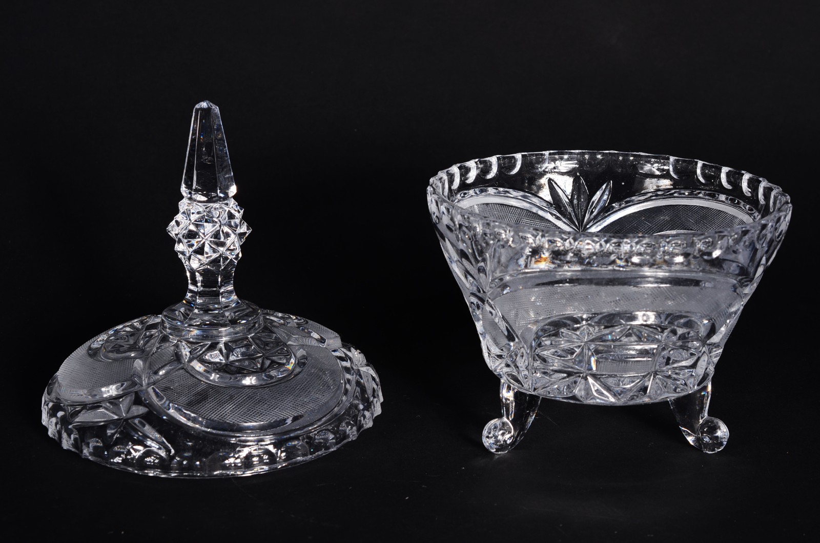 Quatro peças diversas de cristal, sendo: 2 pratos, bomboniere e bowl. - foto 9 de 11
