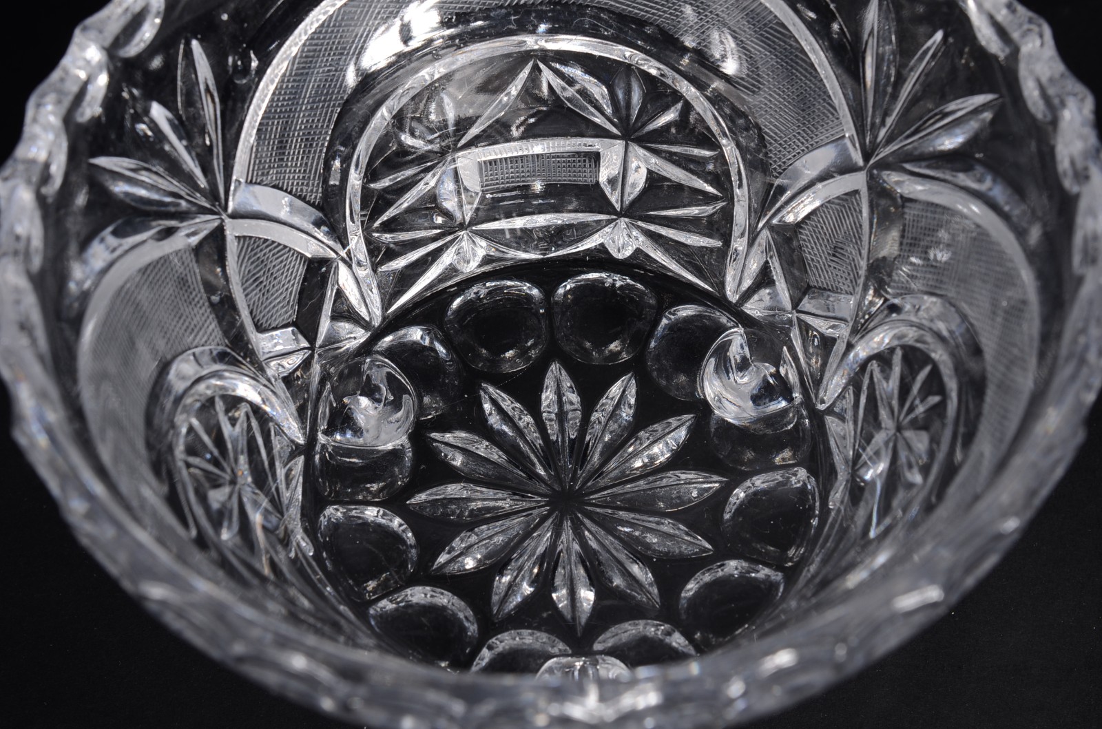 Quatro peças diversas de cristal, sendo: 2 pratos, bomboniere e bowl. - foto 11 de 11