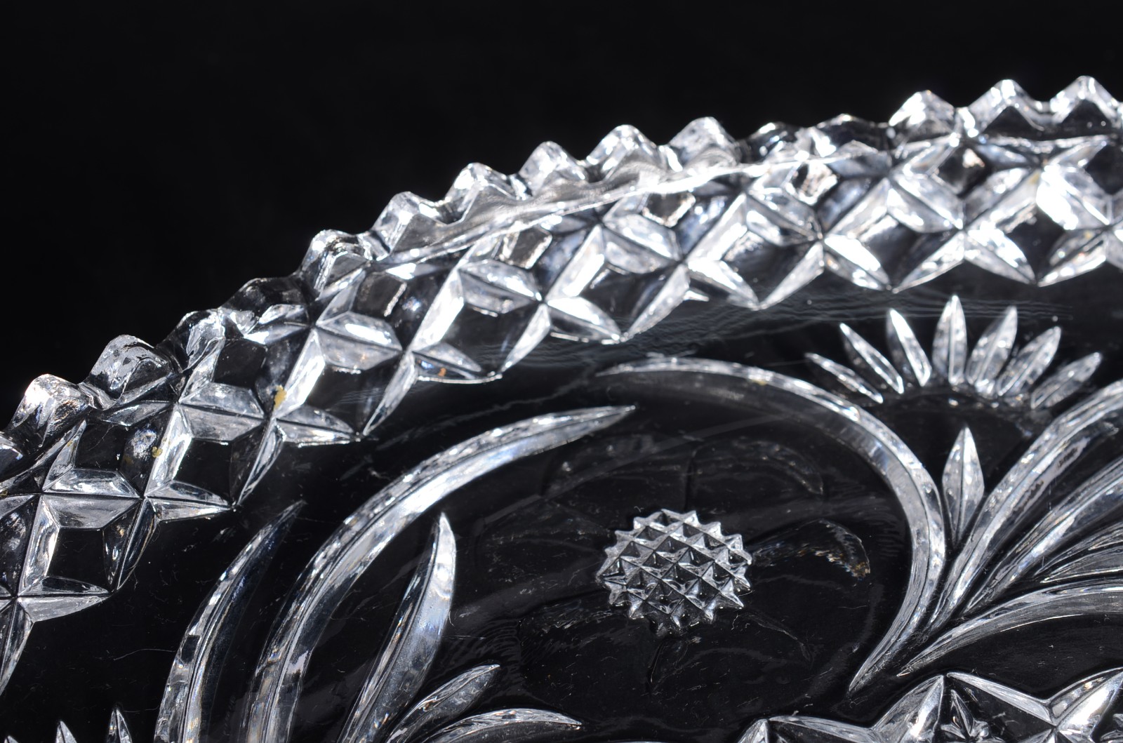 Par de pratos grandes para sobremesa de cristal europeu lapidado. - foto 5 de 6