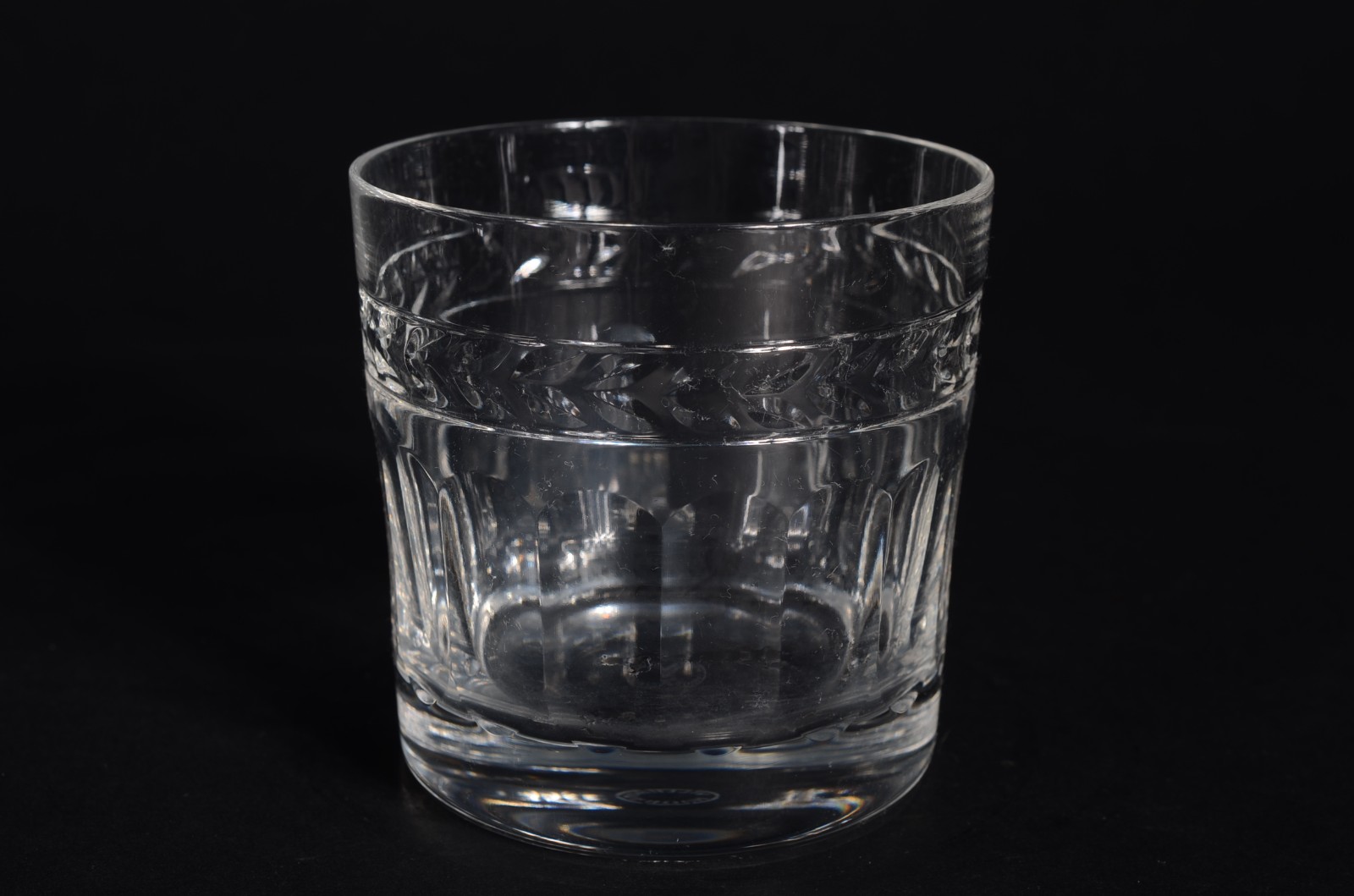 Oito copos de cristal alemão lapidado para Whisky. Um bicado. - foto 2 de 8