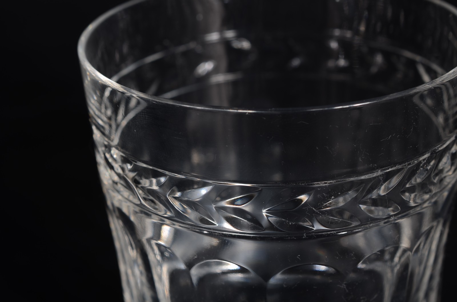 Oito copos de cristal alemão lapidado para Whisky. Um bicado. - foto 3 de 8