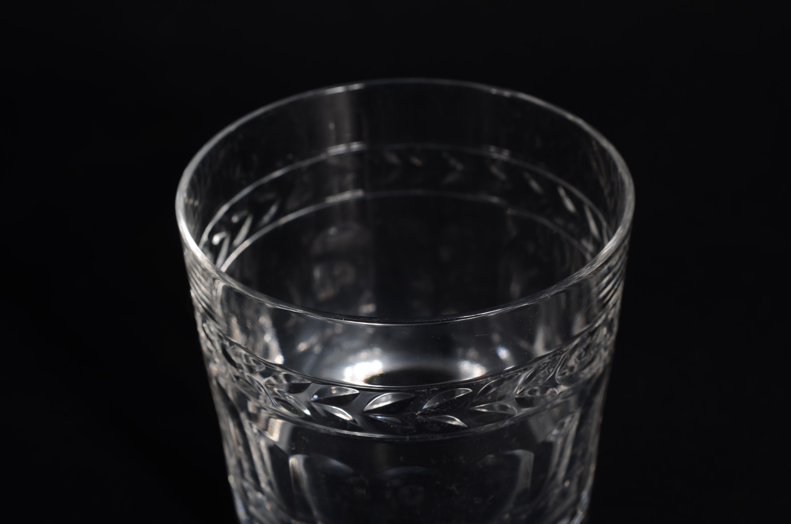 Oito copos de cristal alemão lapidado para Whisky. Um bicado. - foto 4 de 8