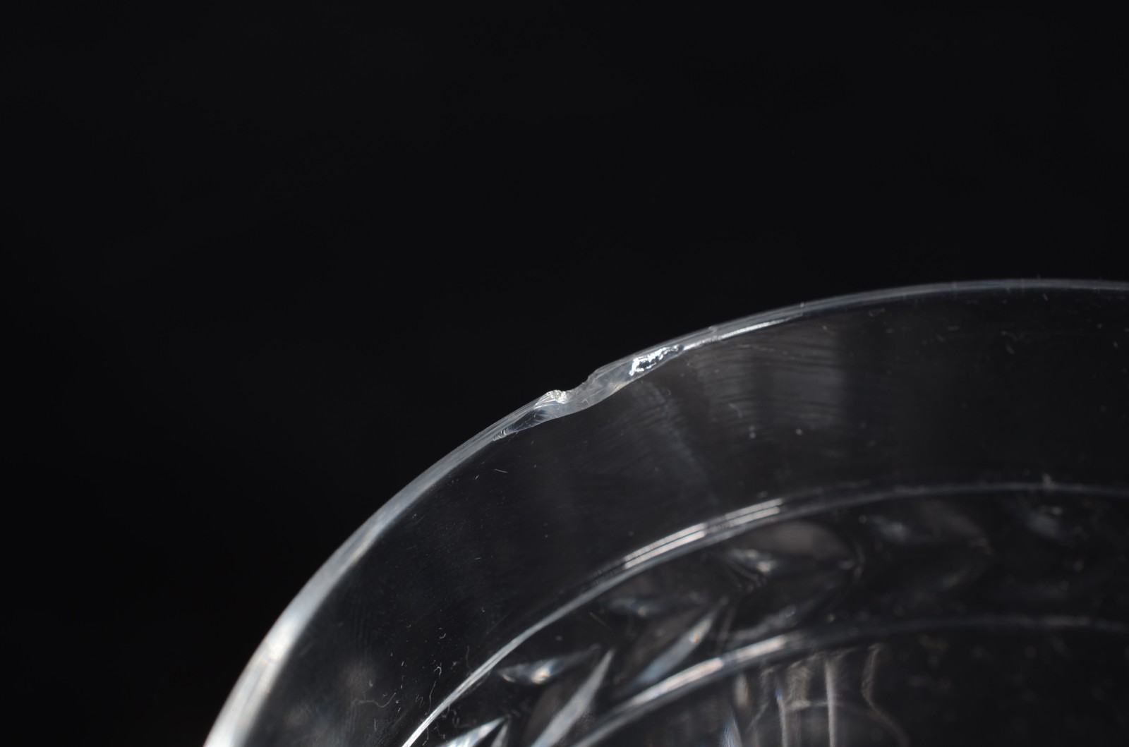 Oito copos de cristal alemão lapidado para Whisky. Um bicado. - foto 8 de 8
