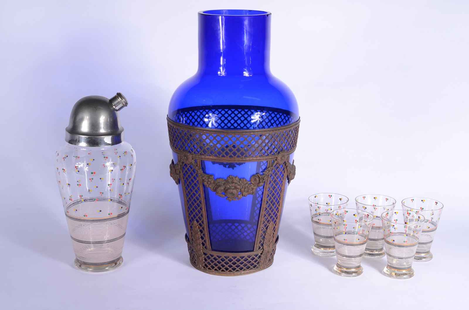 Diversas peças de vidro, sendo: vaso azul com guirlanda de metal... - foto 1 de 11