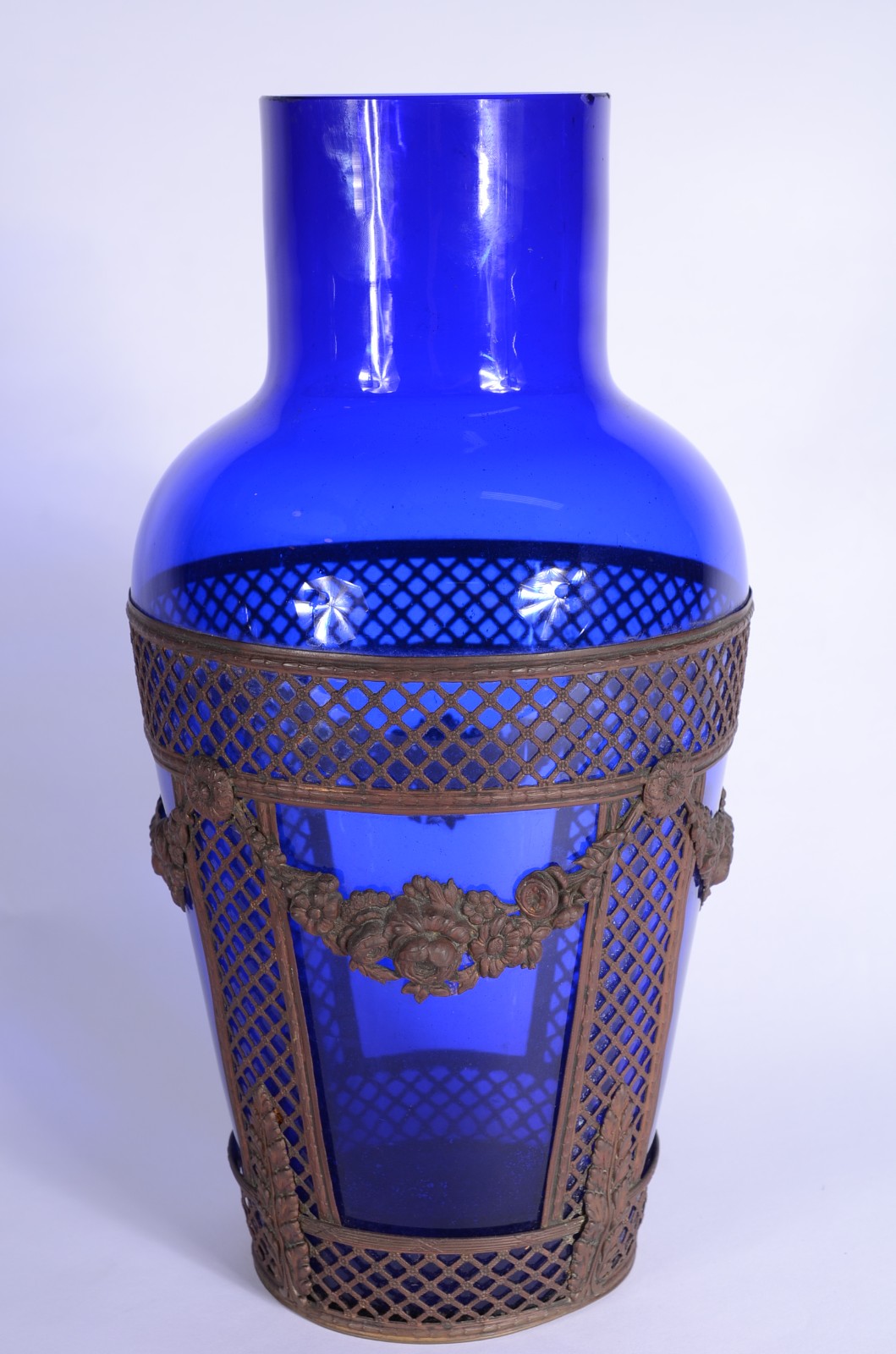 Diversas peças de vidro, sendo: vaso azul com guirlanda de metal... - foto 2 de 11