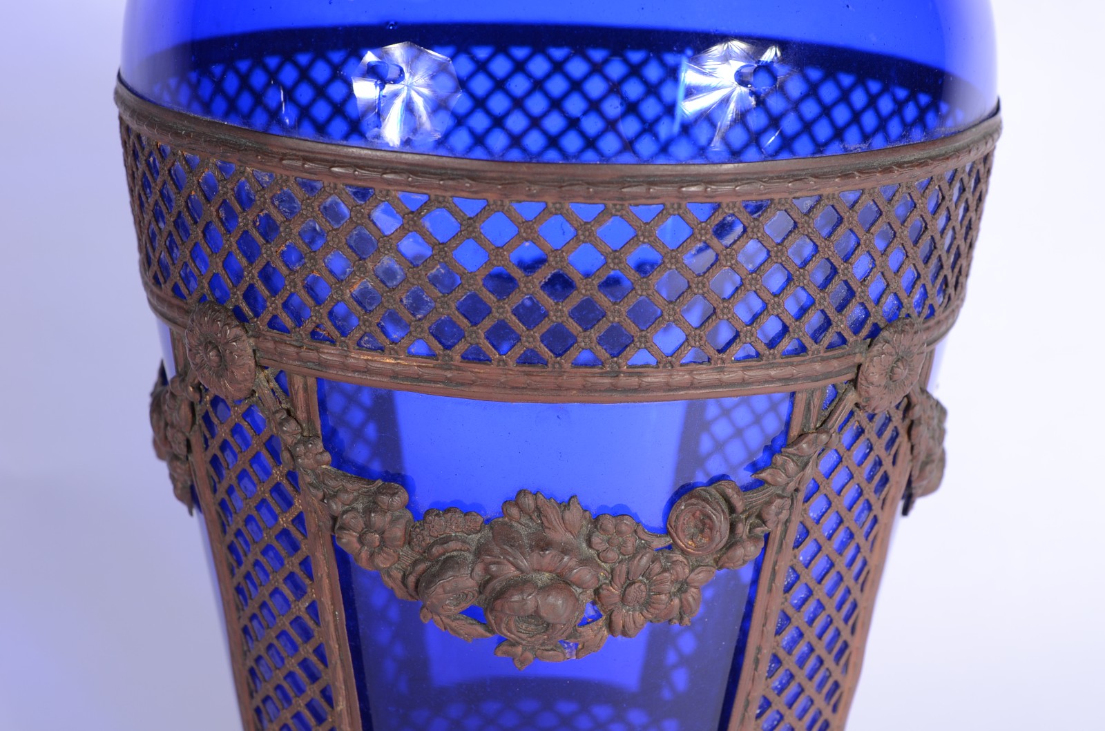 Diversas peças de vidro, sendo: vaso azul com guirlanda de metal... - foto 3 de 11
