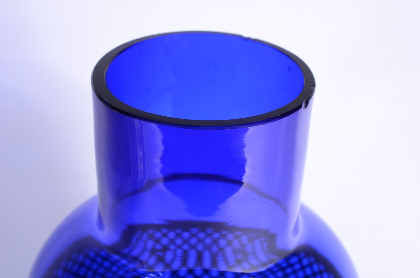 Diversas peças de vidro, sendo: vaso azul com guirlanda de metal... - foto 4 de 11