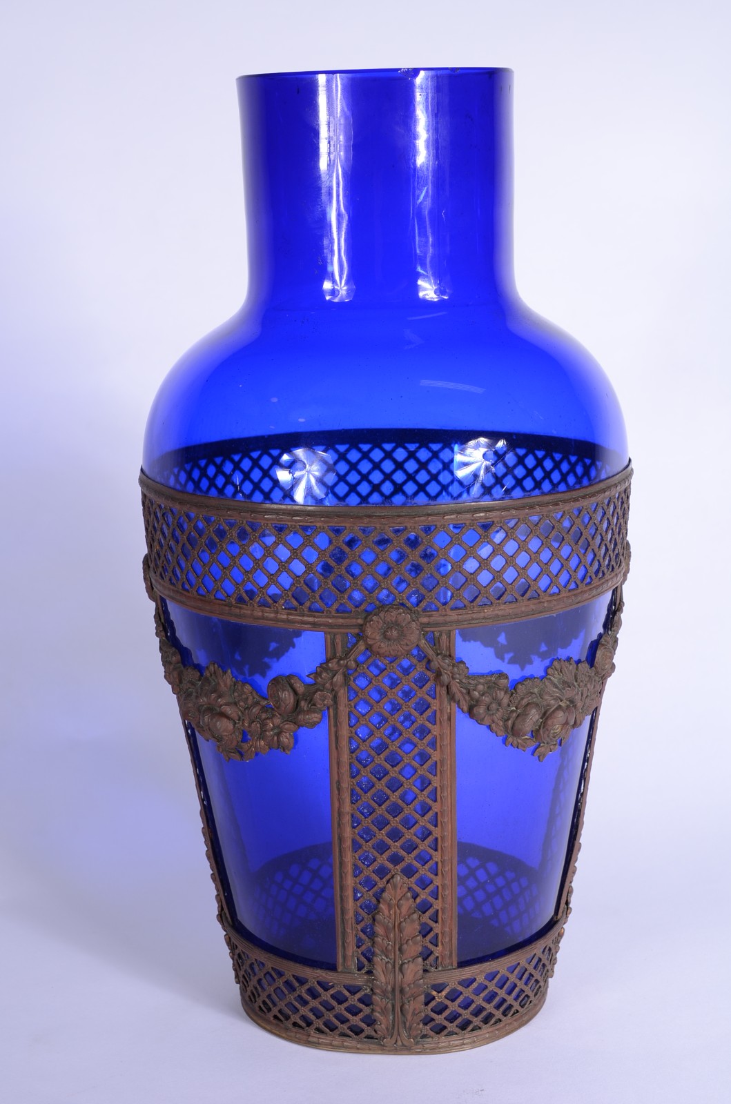 Diversas peças de vidro, sendo: vaso azul com guirlanda de metal... - foto 5 de 11