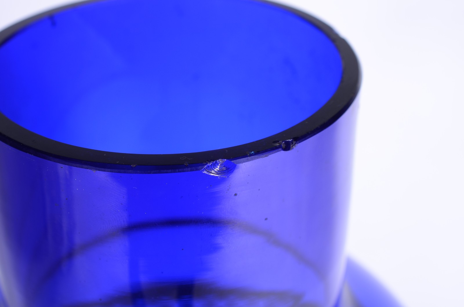 Diversas peças de vidro, sendo: vaso azul com guirlanda de metal... - foto 6 de 11