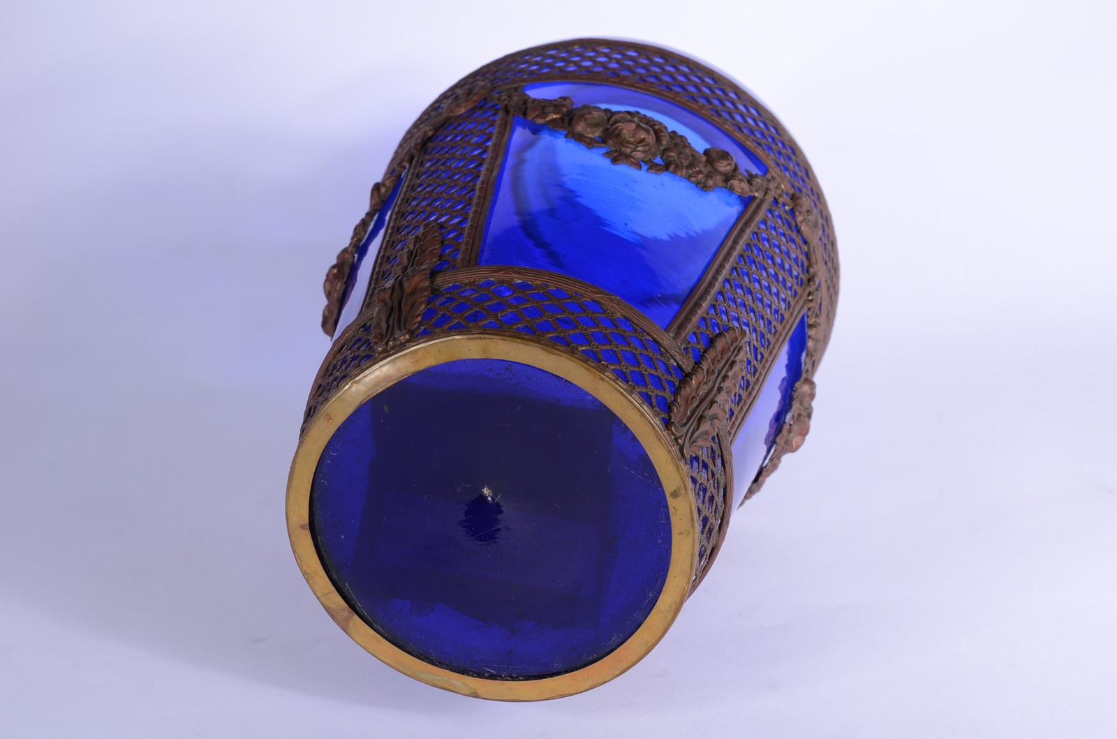 Diversas peças de vidro, sendo: vaso azul com guirlanda de metal... - foto 7 de 11