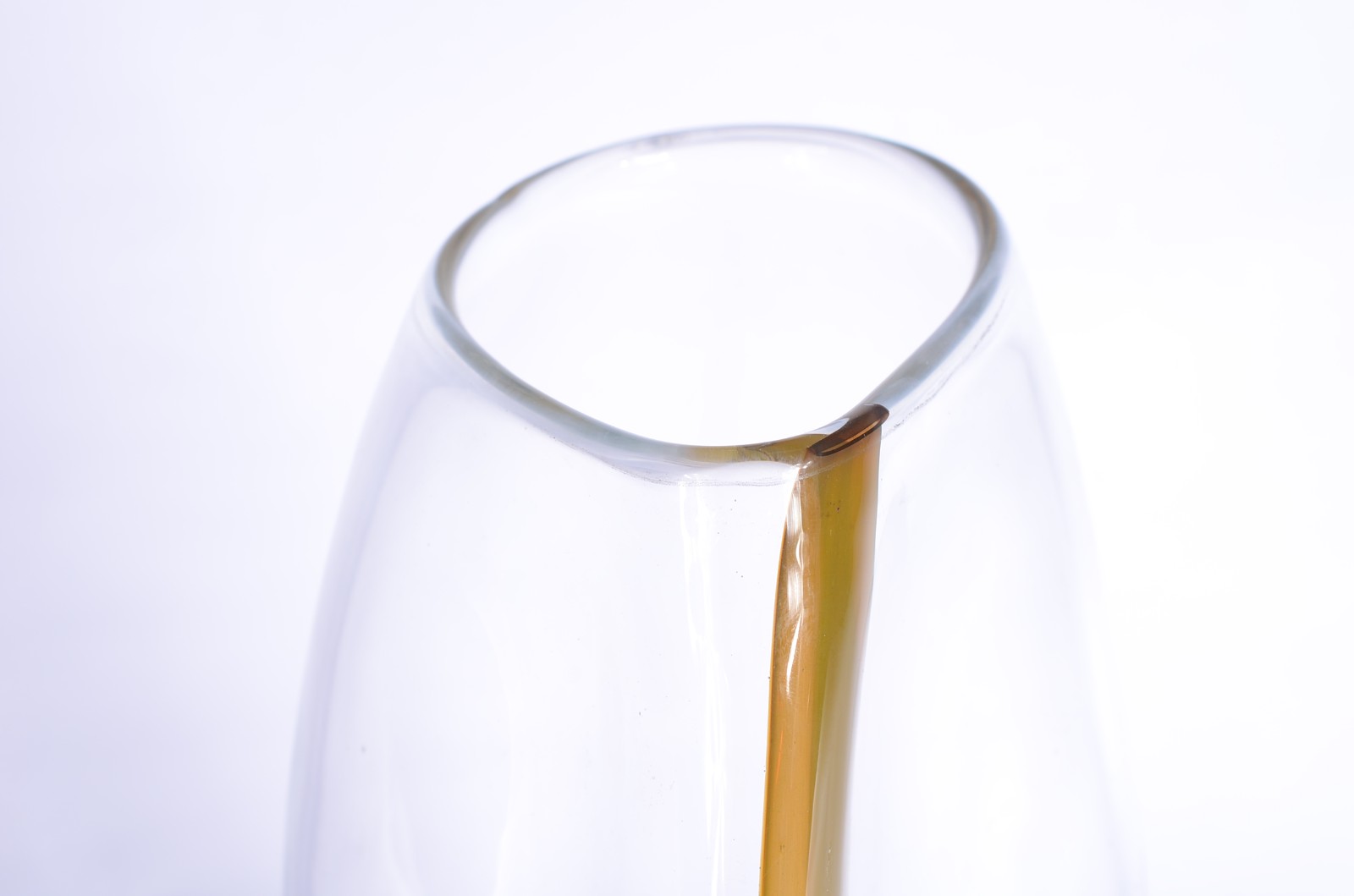 Vaso de vidro decorativo com mescla amarela, assinado. - foto 3 de 8