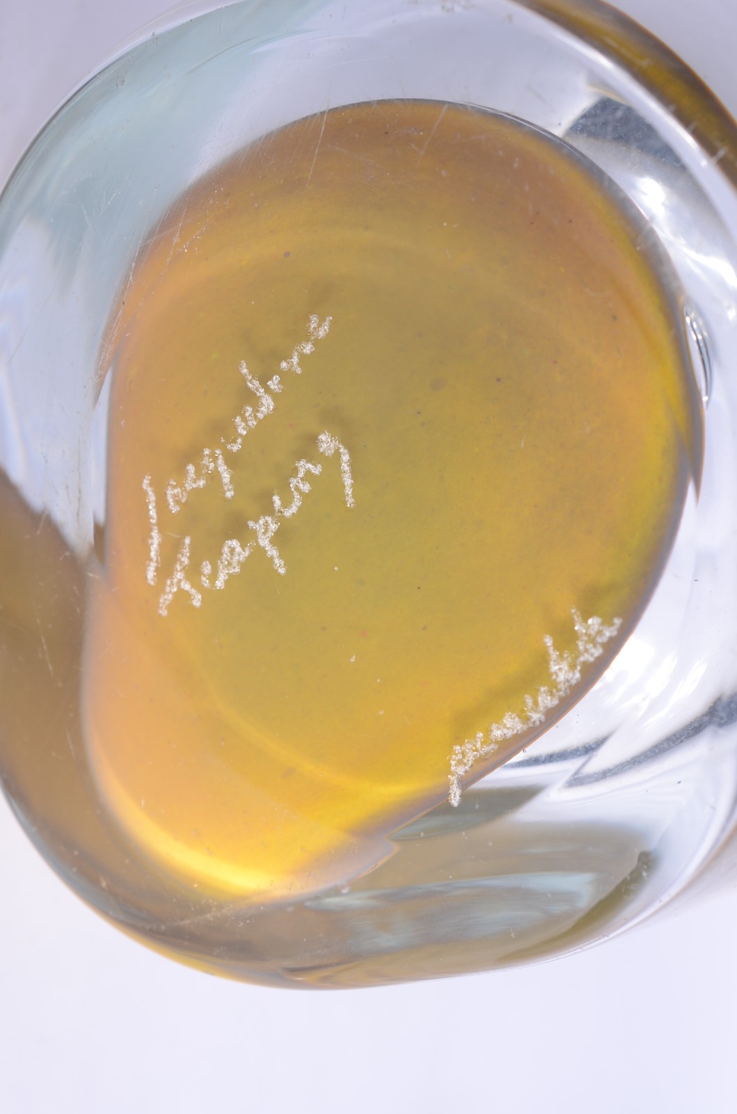 Vaso de vidro decorativo com mescla amarela, assinado. - foto 8 de 8