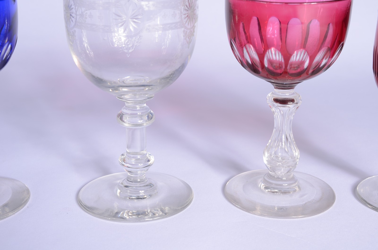Diversos cálices de cristal, sendo: 2 para licor doublé rubi e azul... - foto 3 de 11