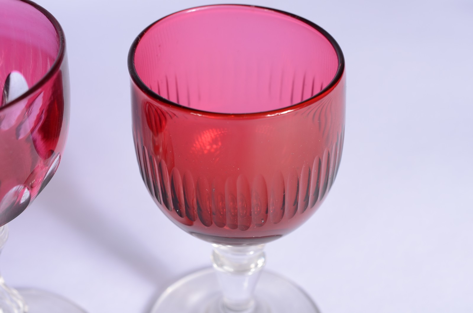 Diversos cálices de cristal, sendo: 2 para licor doublé rubi e azul... - foto 4 de 11