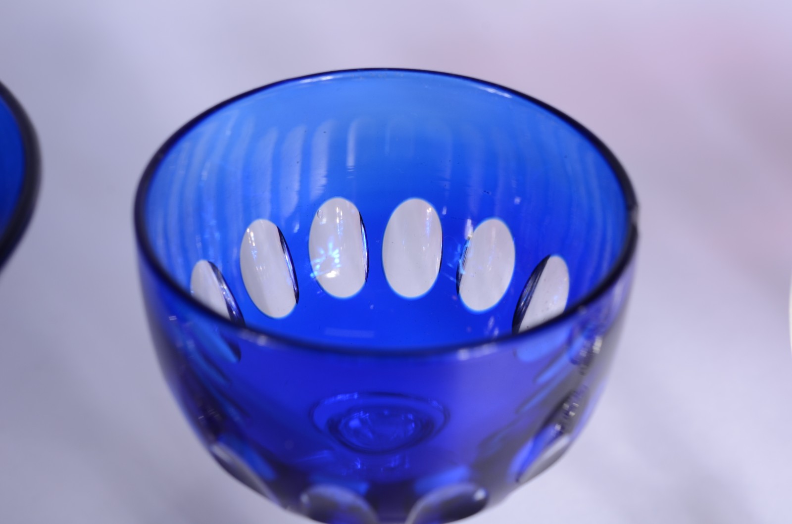 Diversos cálices de cristal, sendo: 2 para licor doublé rubi e azul... - foto 8 de 11