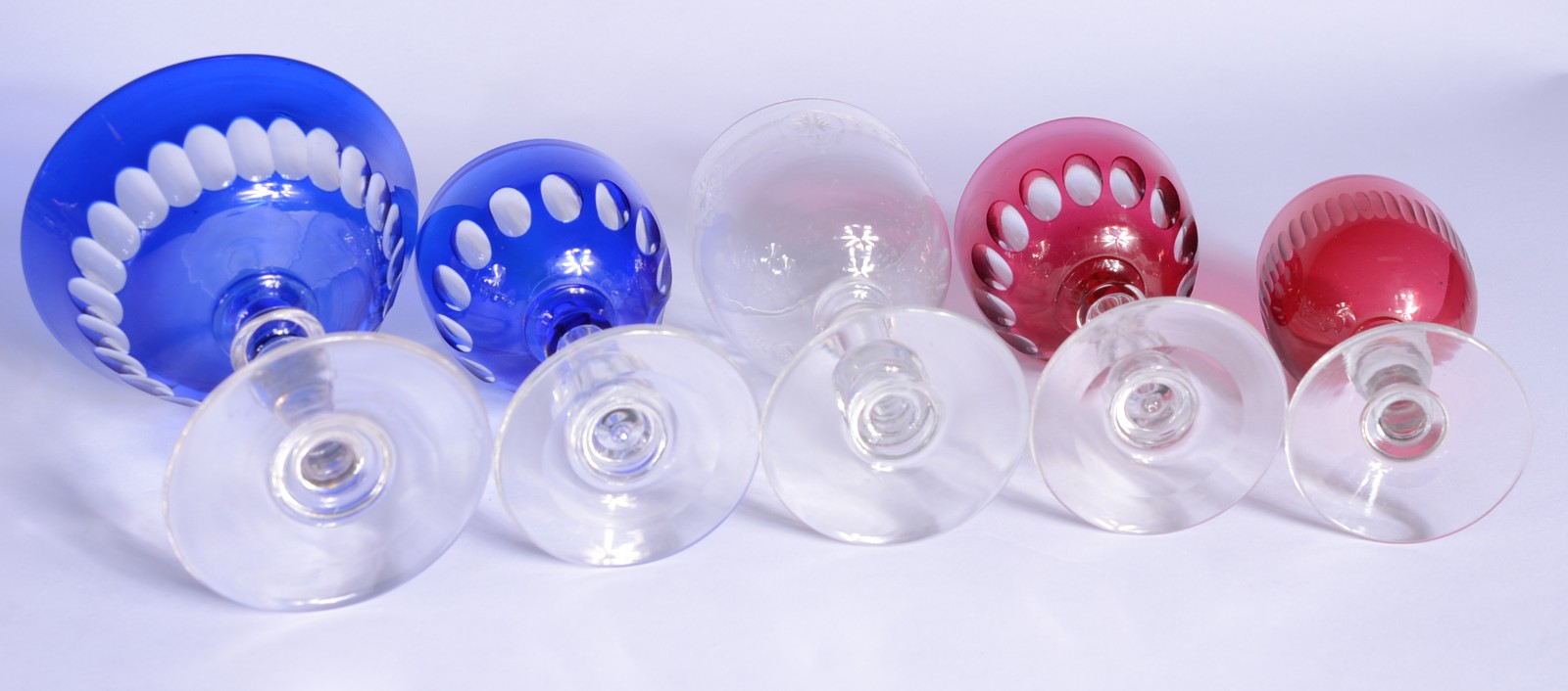 Diversos cálices de cristal, sendo: 2 para licor doublé rubi e azul... - foto 9 de 11