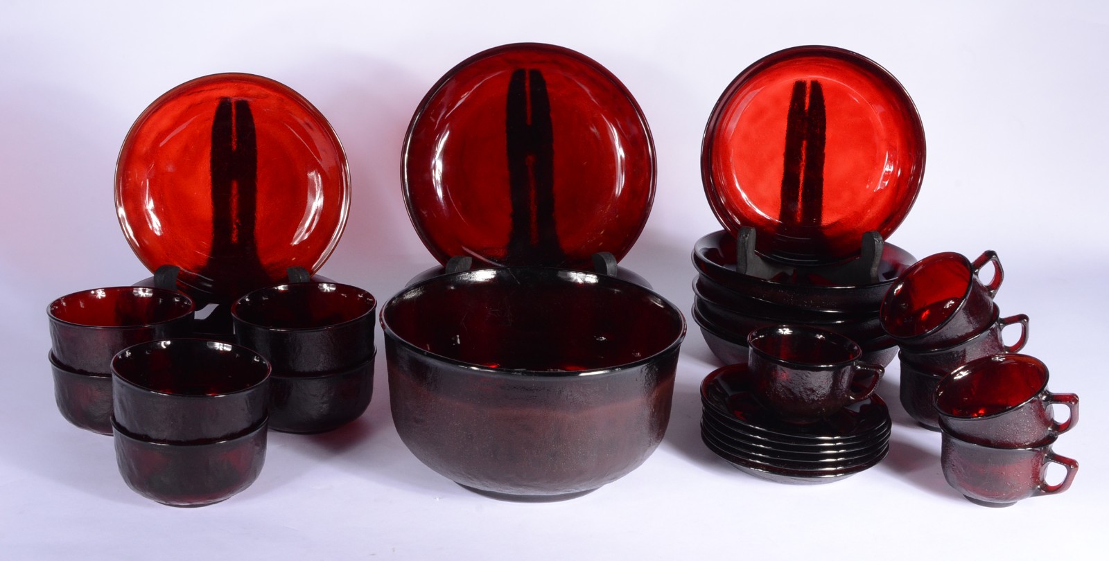 Serviço de jantar e chá de vidro vermelho, composto de: 6 pratos... - foto 1 de 7