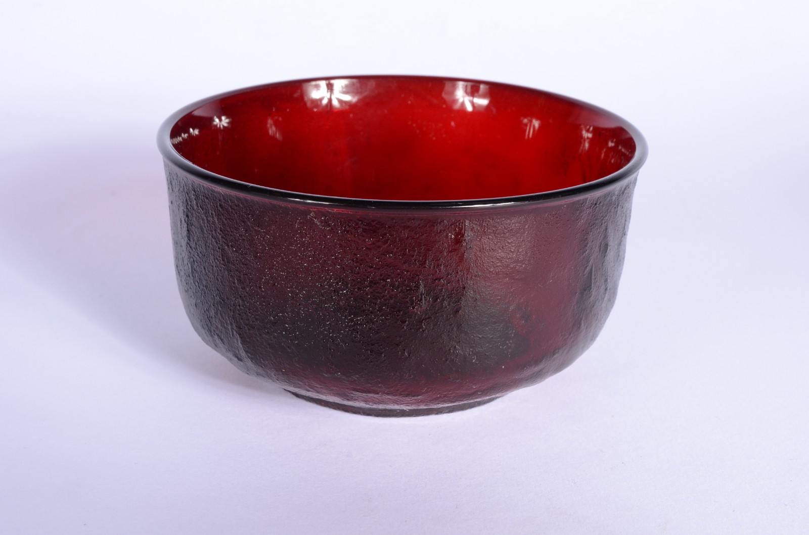 Serviço de jantar e chá de vidro vermelho, composto de: 6 pratos... - foto 2 de 7