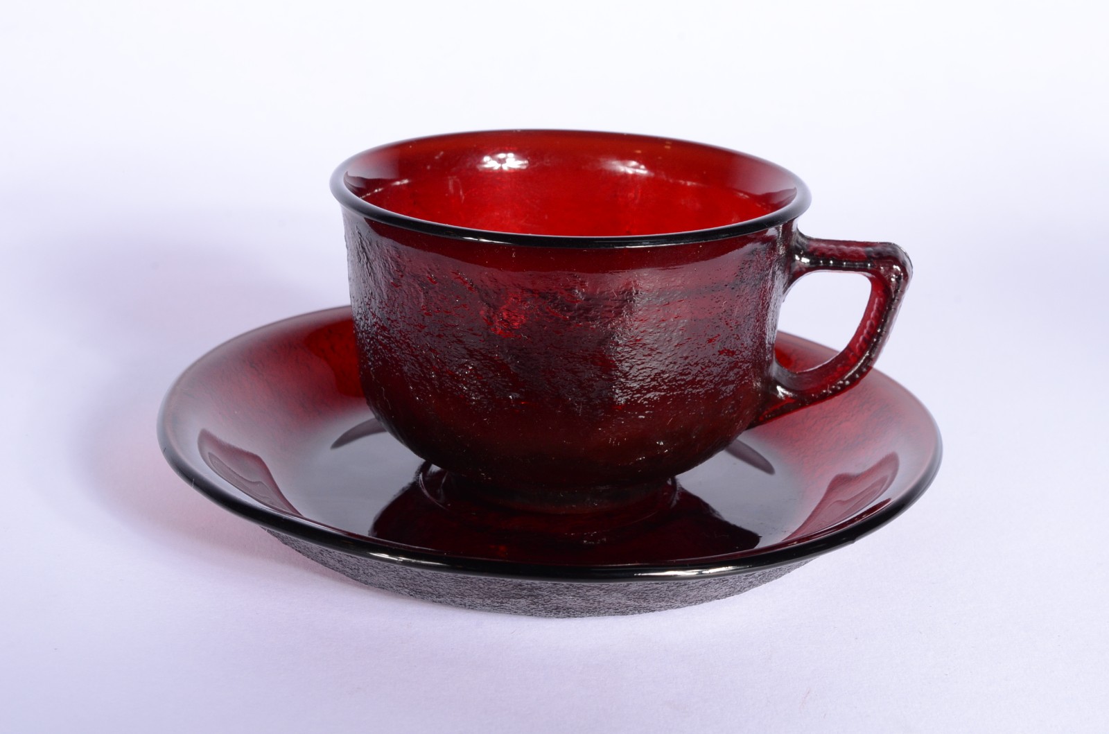 Serviço de jantar e chá de vidro vermelho, composto de: 6 pratos... - foto 4 de 7