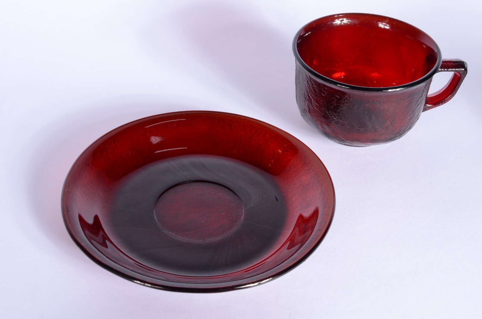 Serviço de jantar e chá de vidro vermelho, composto de: 6 pratos... - foto 5 de 7