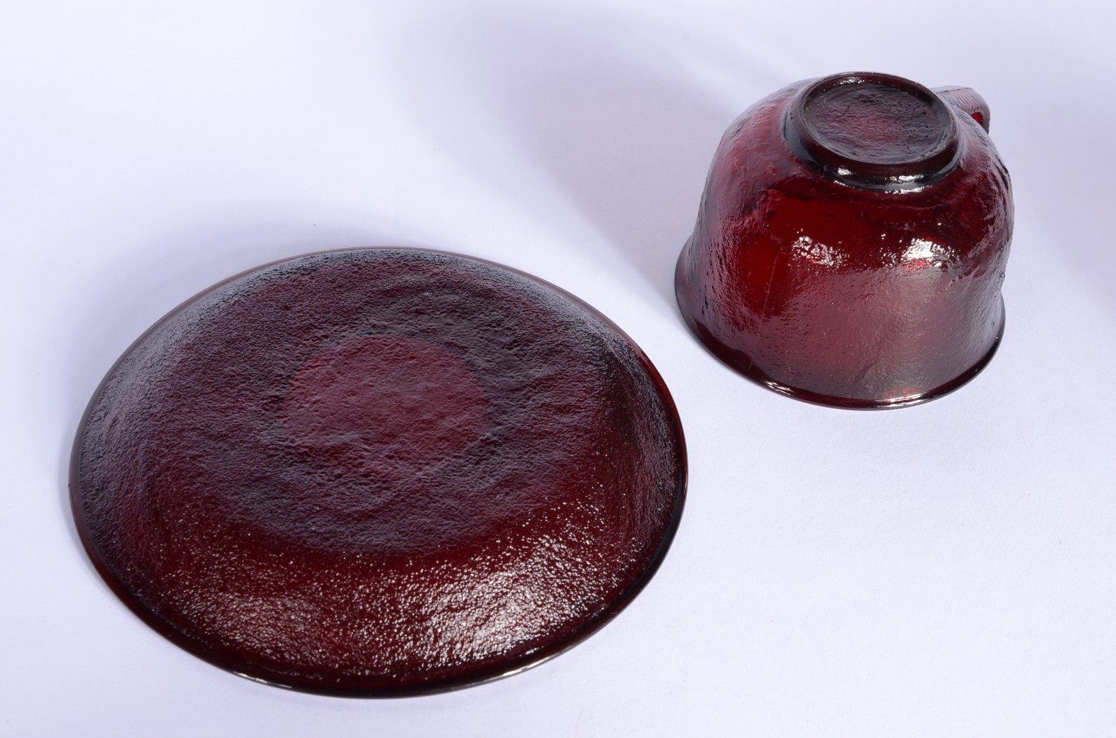 Serviço de jantar e chá de vidro vermelho, composto de: 6 pratos... - foto 6 de 7