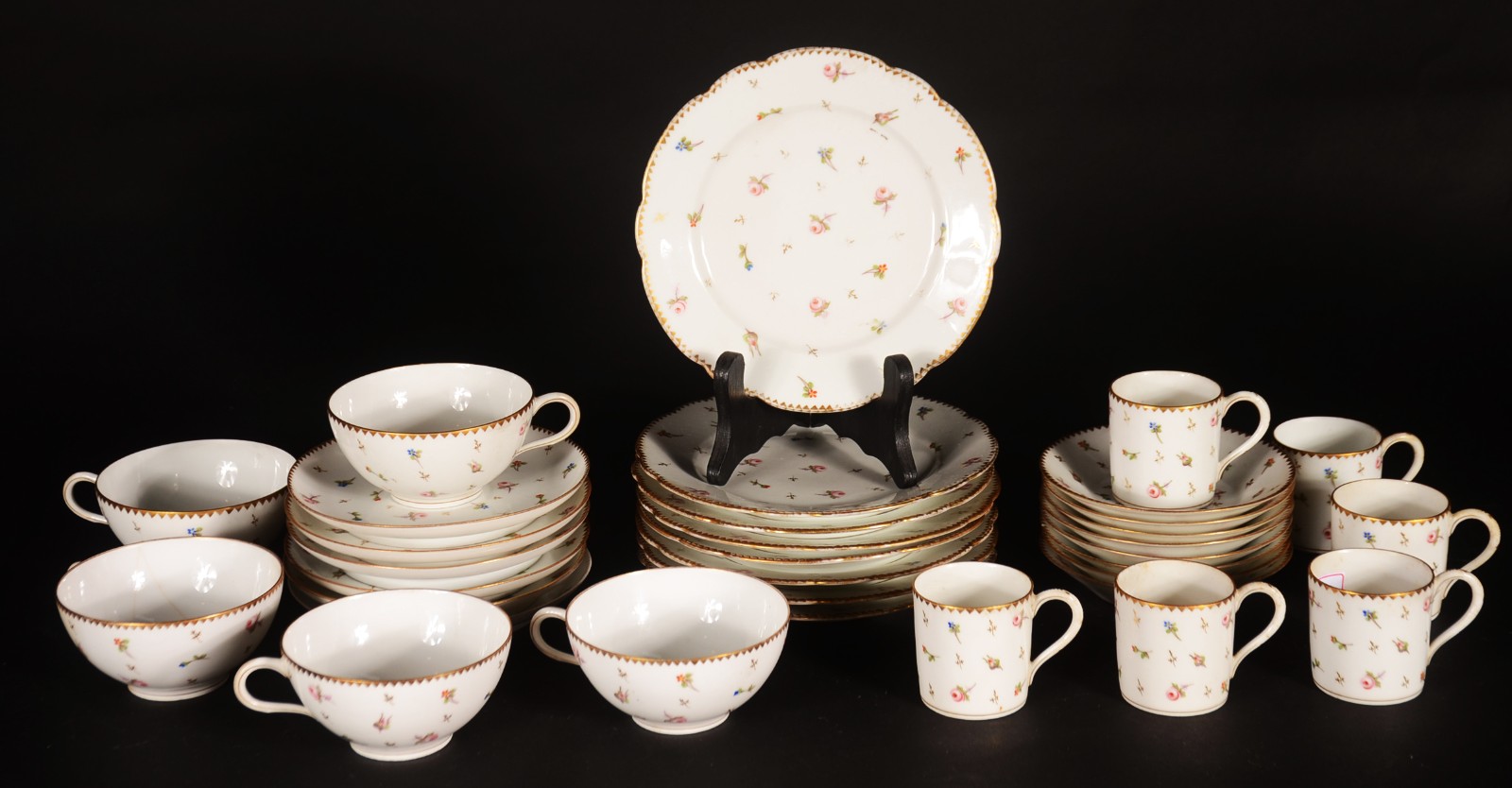 Serviço de porcelana europeia decorado com pequenas flores em... - foto 1 de 11