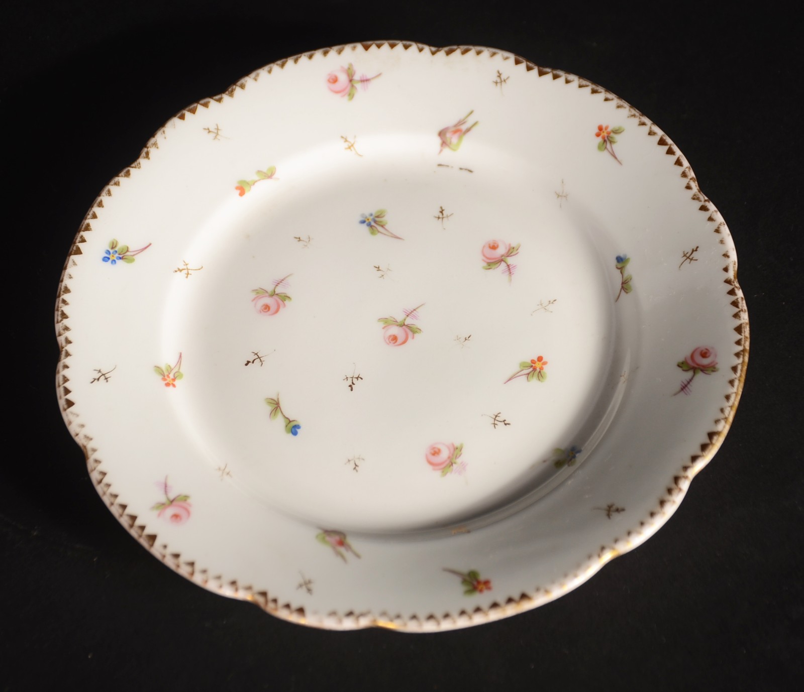 Serviço de porcelana europeia decorado com pequenas flores em... - foto 2 de 11