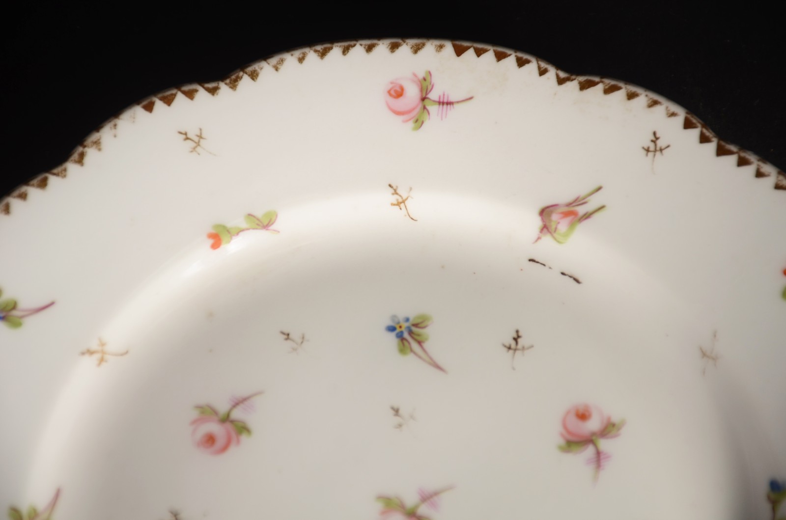 Serviço de porcelana europeia decorado com pequenas flores em... - foto 3 de 11