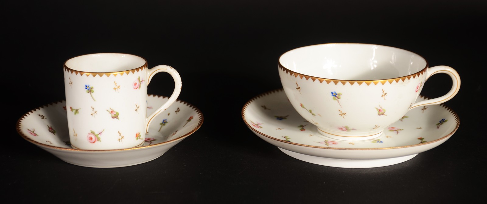 Serviço de porcelana europeia decorado com pequenas flores em... - foto 6 de 11
