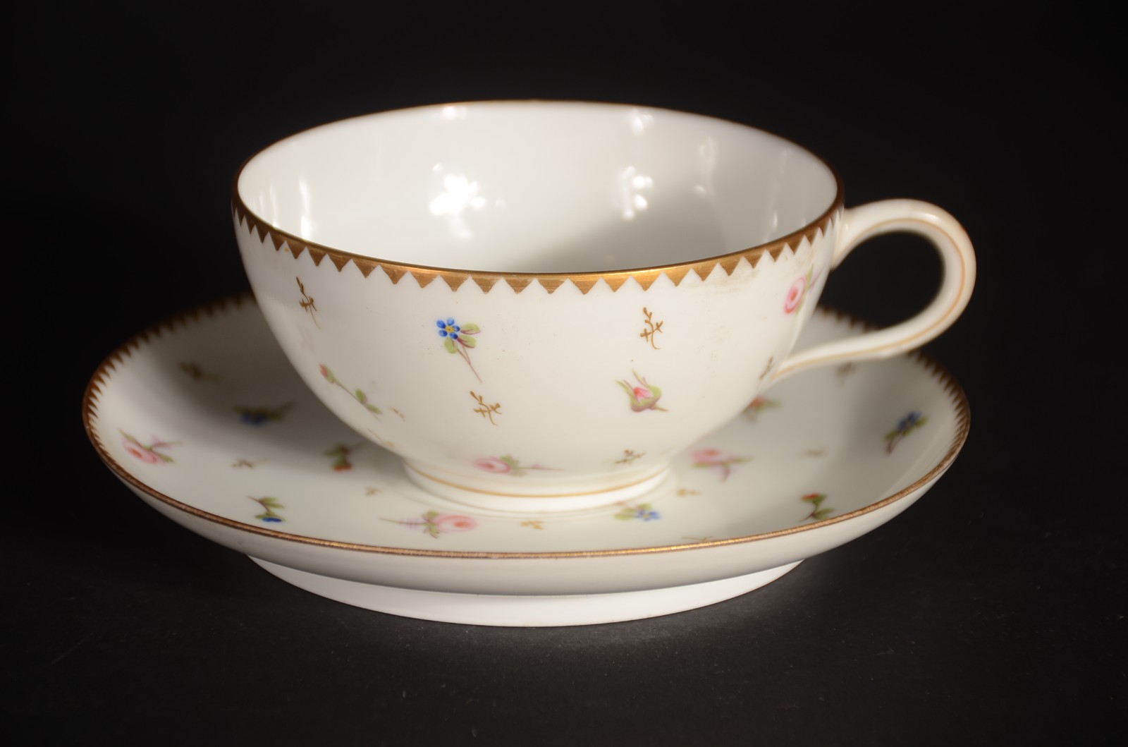 Serviço de porcelana europeia decorado com pequenas flores em... - foto 7 de 11