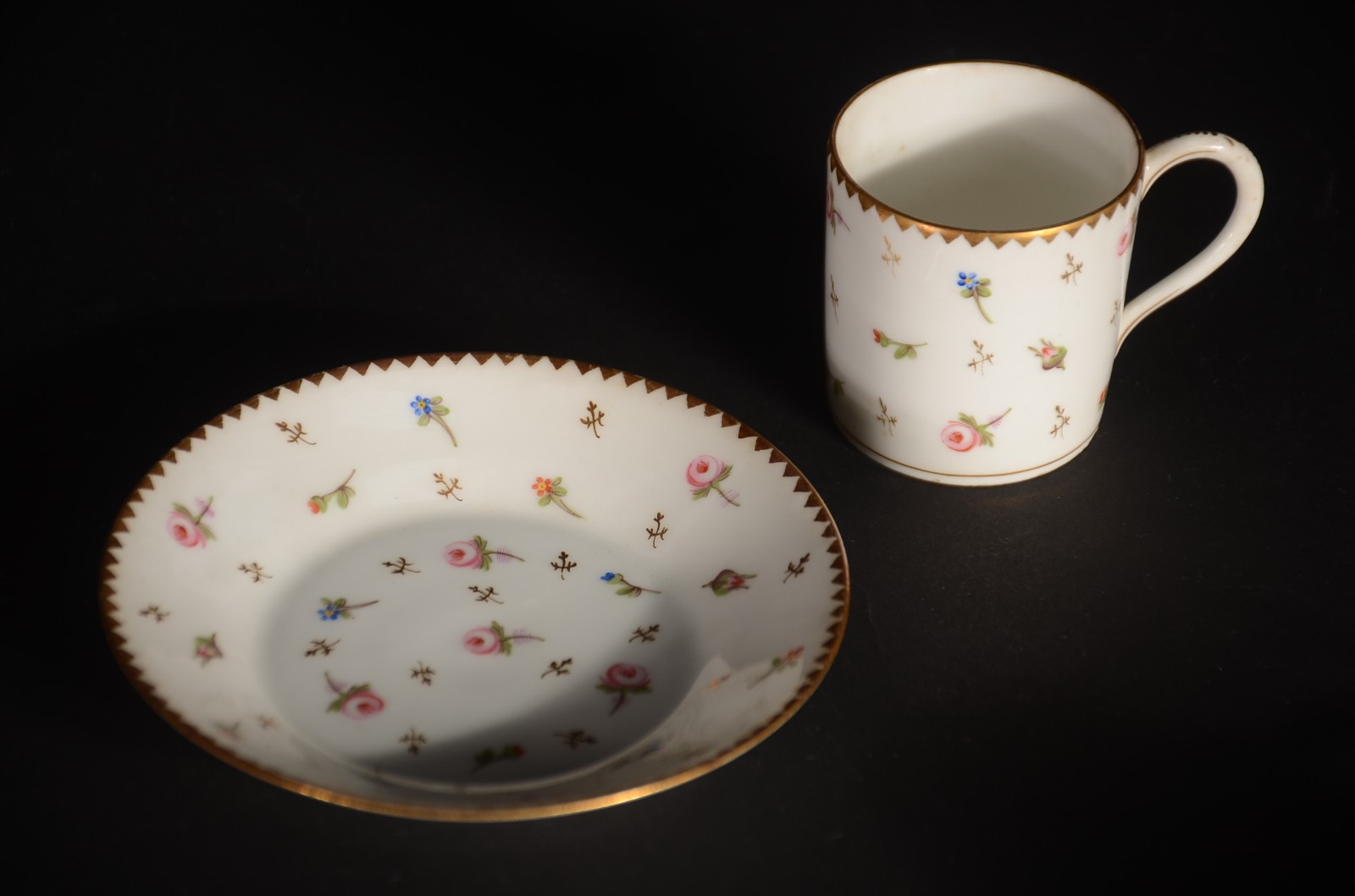 Serviço de porcelana europeia decorado com pequenas flores em... - foto 8 de 11