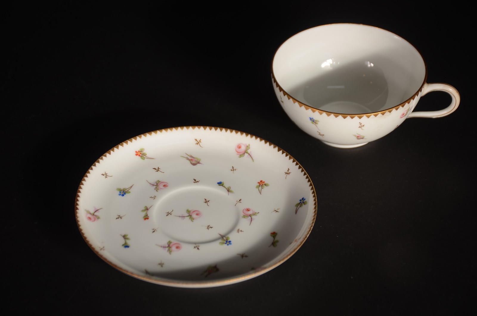 Serviço de porcelana europeia decorado com pequenas flores em... - foto 9 de 11