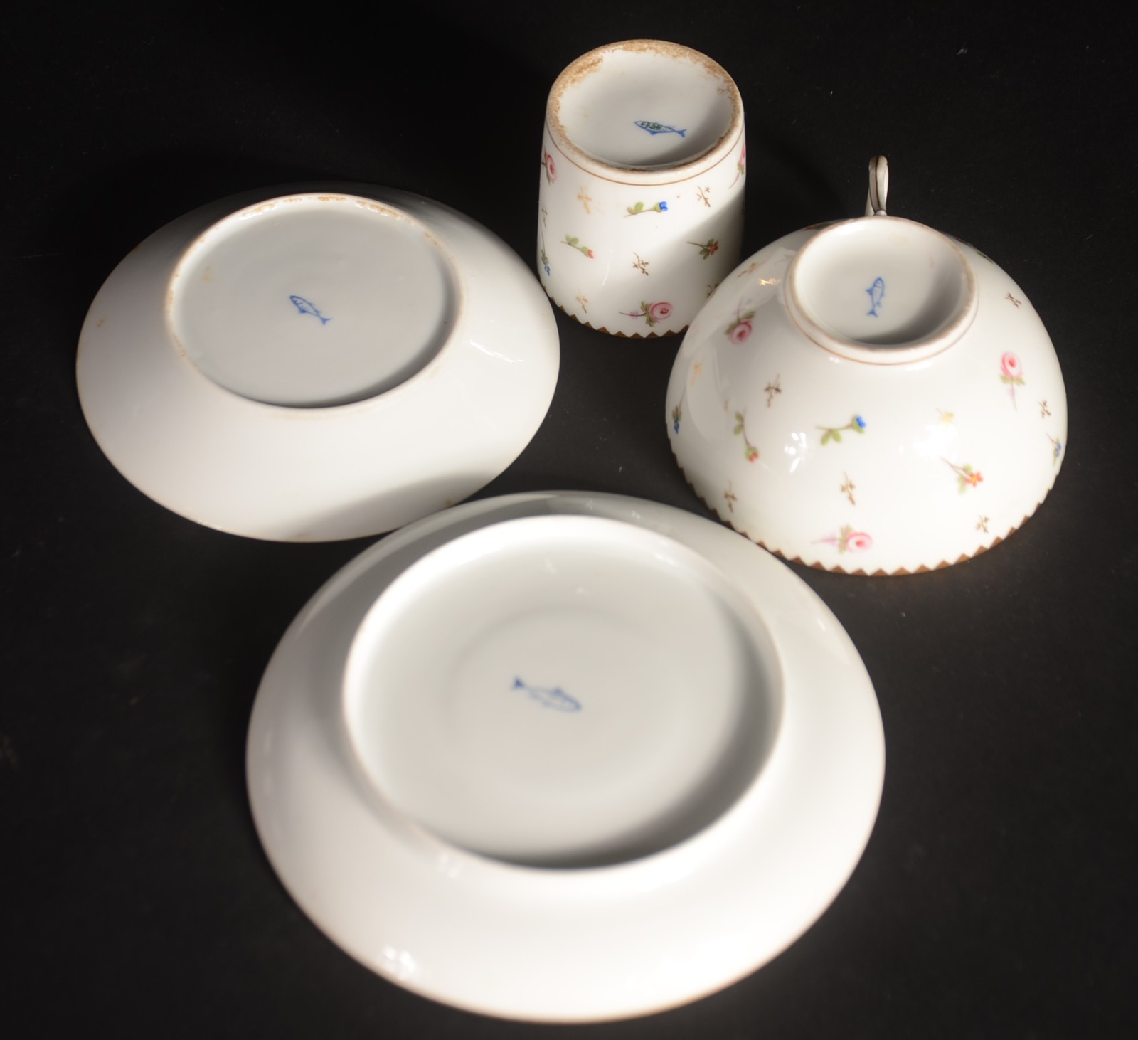 Serviço de porcelana europeia decorado com pequenas flores em... - foto 10 de 11