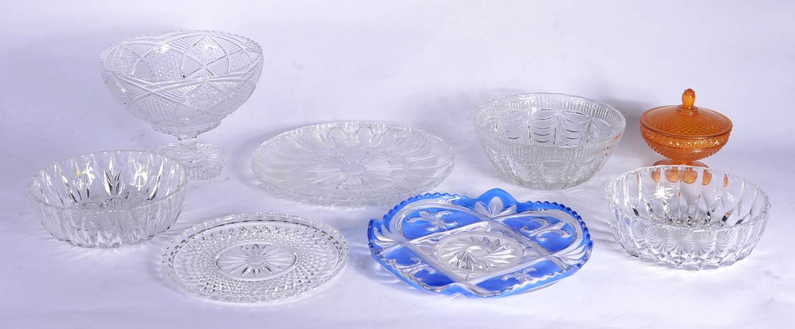 Oito peças diversas de vidro/cristal, sendo: 3 pratos (um na cor azul... - foto 1 de 11