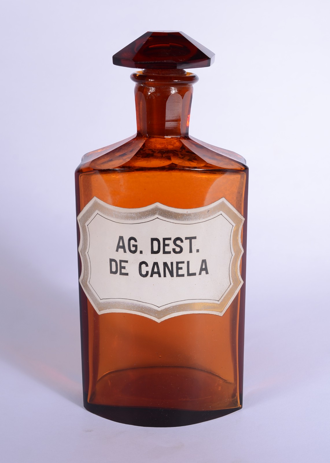 Antigo pote de farmácia de vidro na cor âmbar e inscrições "Ag. Dest... - foto 1 de 9
