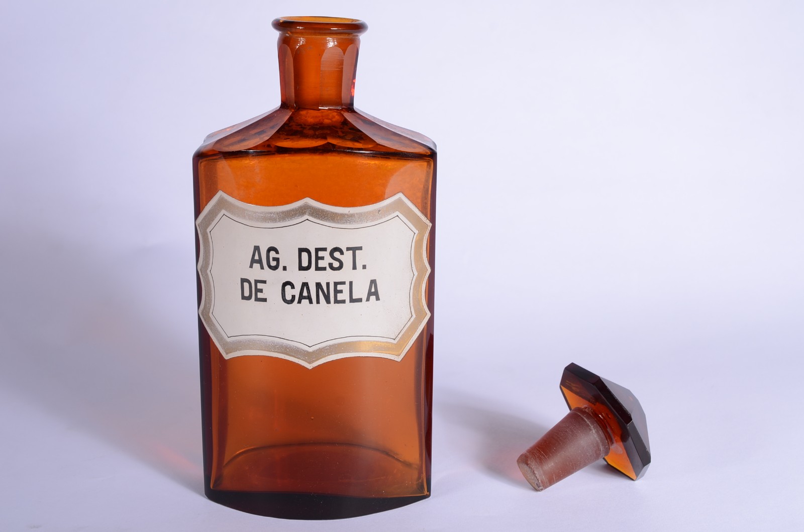 Antigo pote de farmácia de vidro na cor âmbar e inscrições "Ag. Dest... - foto 6 de 9