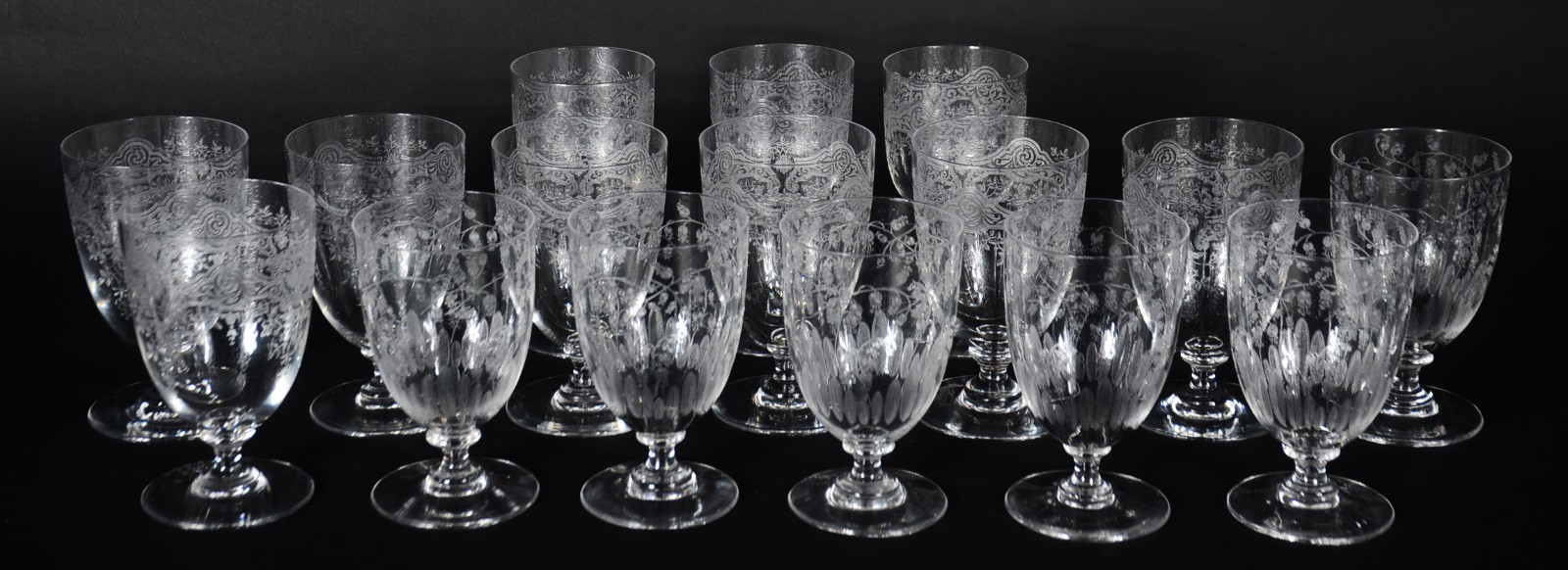 Parte de serviço de cristal europeu lavrado, sendo: 3 taças para... - foto 1 de 6