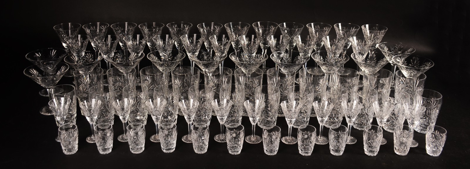 Serviço de cristal lapidado, composto de: 11 copos longos, 12 taças... - foto 1 de 10