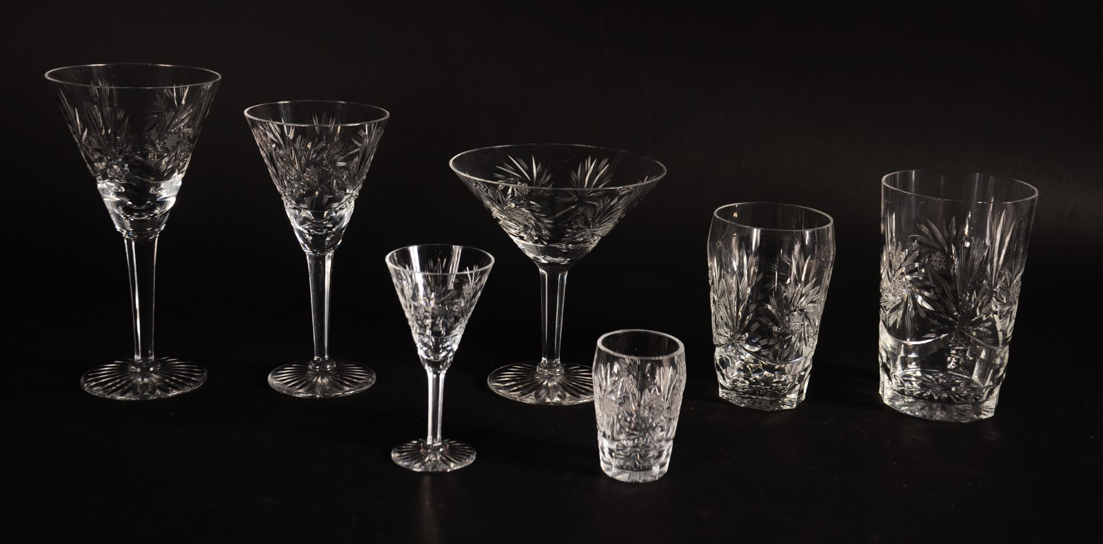 Serviço de cristal lapidado, composto de: 11 copos longos, 12 taças... - foto 2 de 10