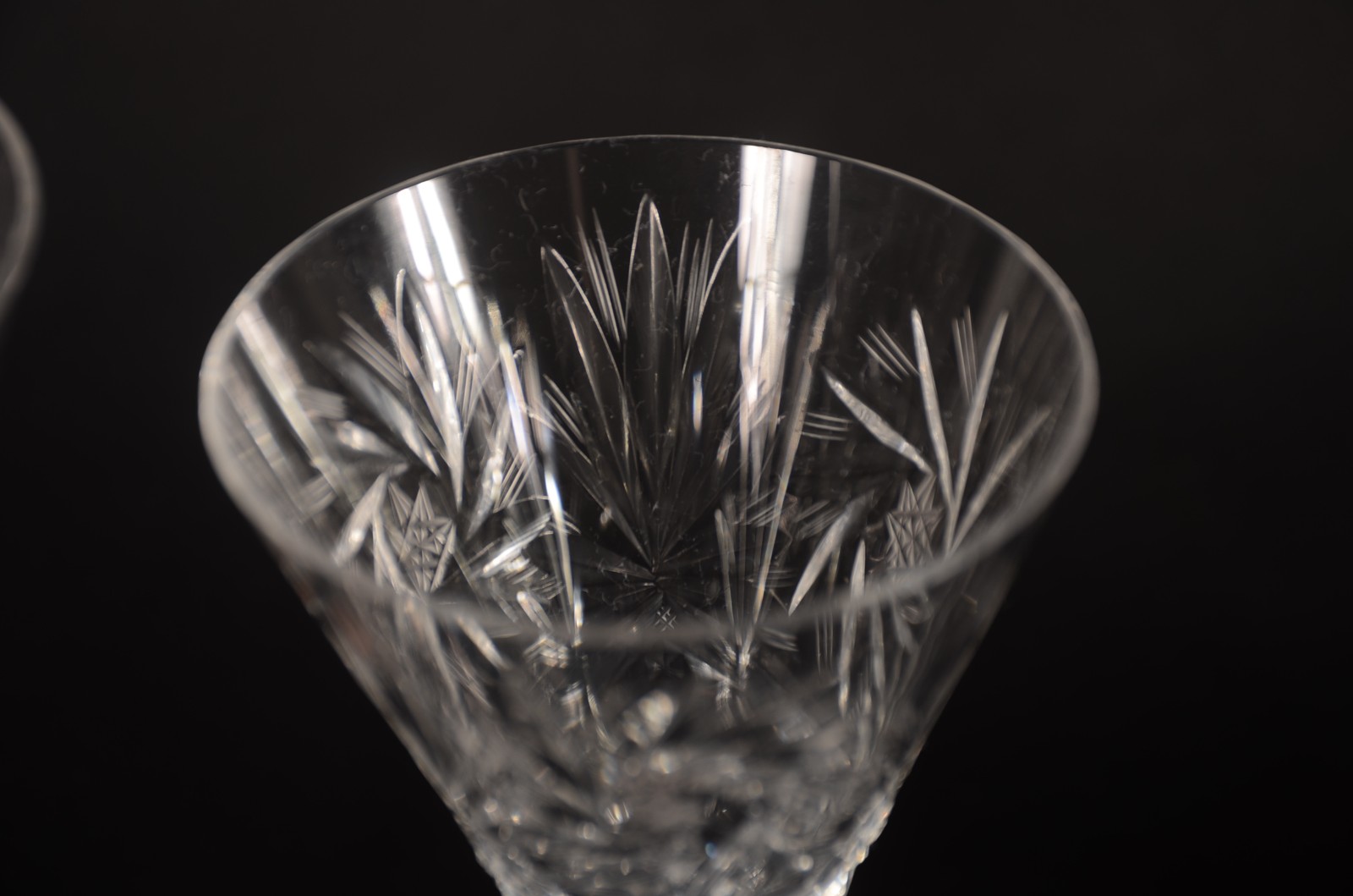 Serviço de cristal lapidado, composto de: 11 copos longos, 12 taças... - foto 3 de 10