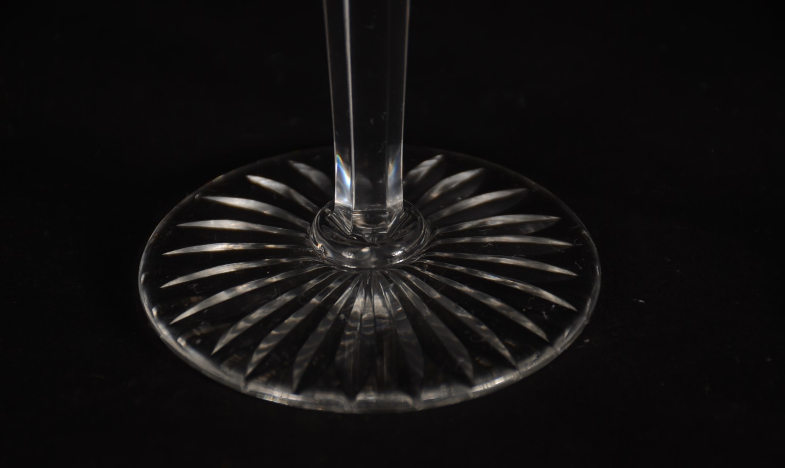 Serviço de cristal lapidado, composto de: 11 copos longos, 12 taças... - foto 4 de 10