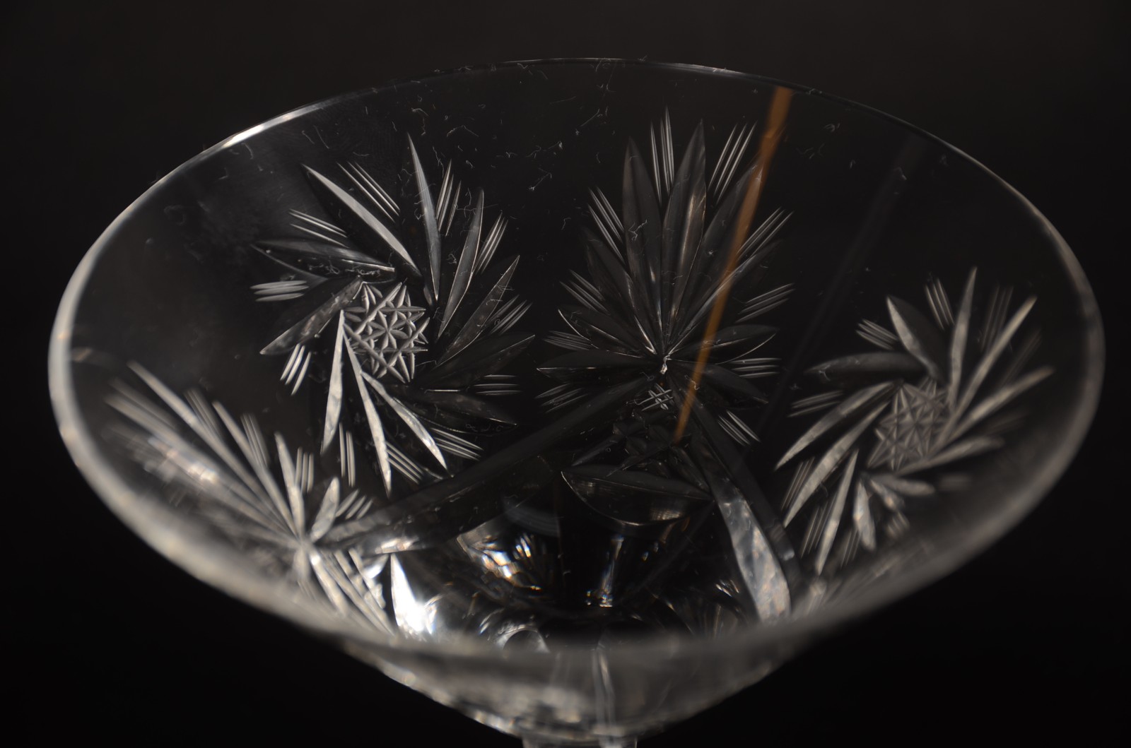 Serviço de cristal lapidado, composto de: 11 copos longos, 12 taças... - foto 5 de 10