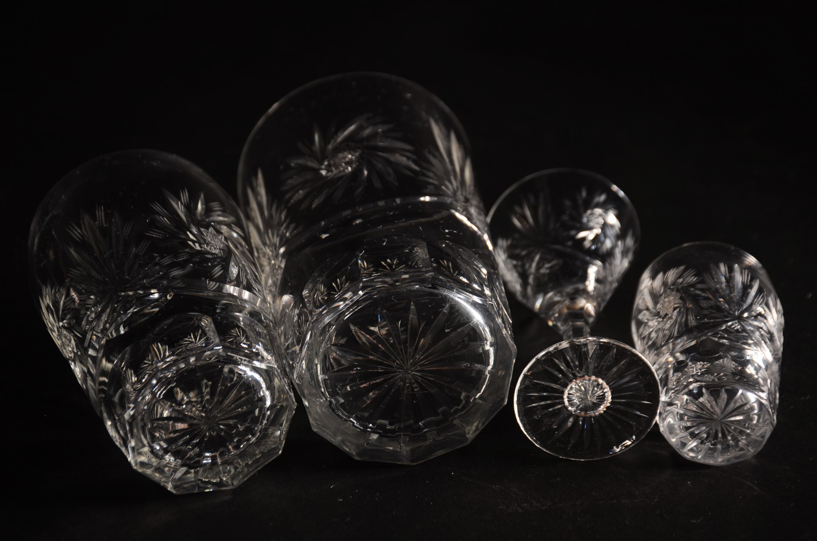 Serviço de cristal lapidado, composto de: 11 copos longos, 12 taças... - foto 7 de 10