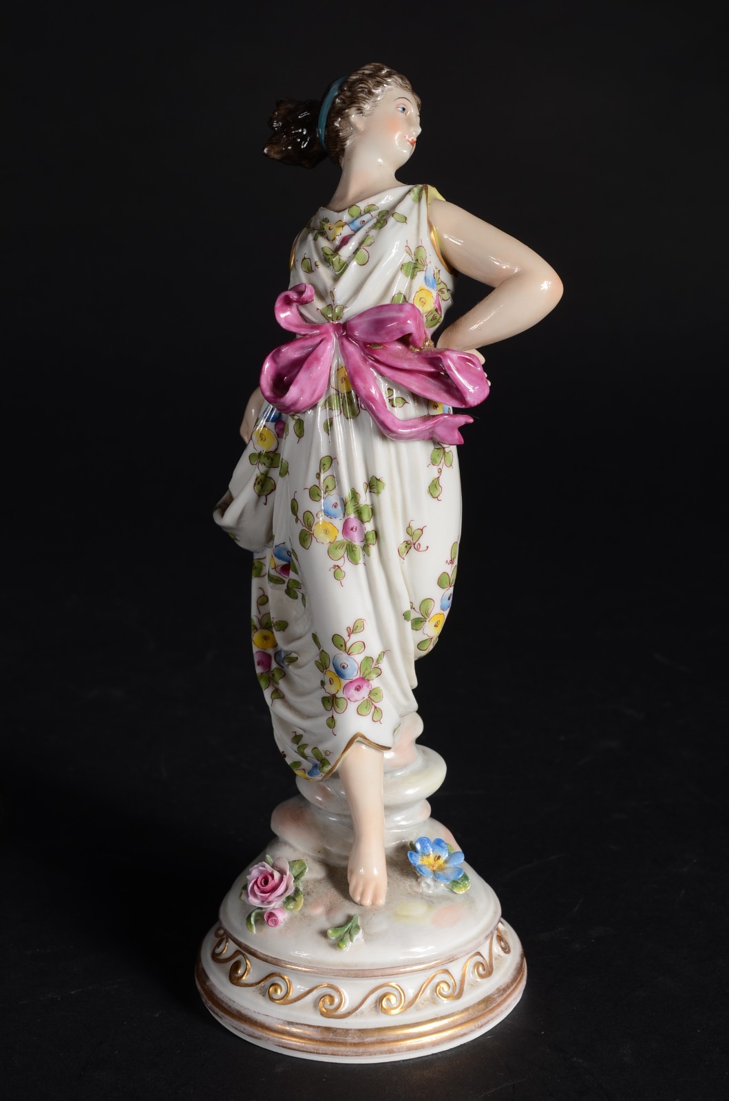 Escultura de porcelana policromada representando figura feminina... - foto 2 de 11